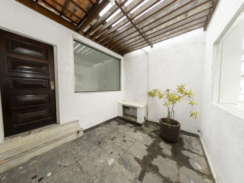 Alugo ou vendo imóvel comercial com 25 m de frente e 1.000 m2 de área em São Cristóvão
