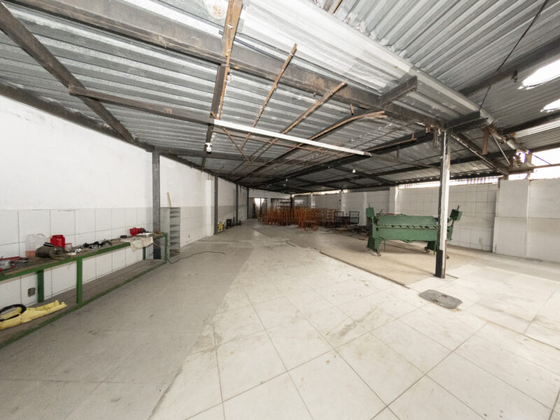 Alugo ou vendo imóvel comercial com 25 m de frente e 1.000 m2 de área em São Cristóvão