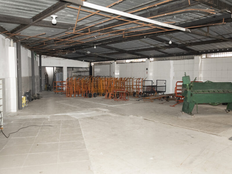Alugo ou vendo imóvel comercial com 25 m de frente e 1.000 m2 de área em São Cristóvão