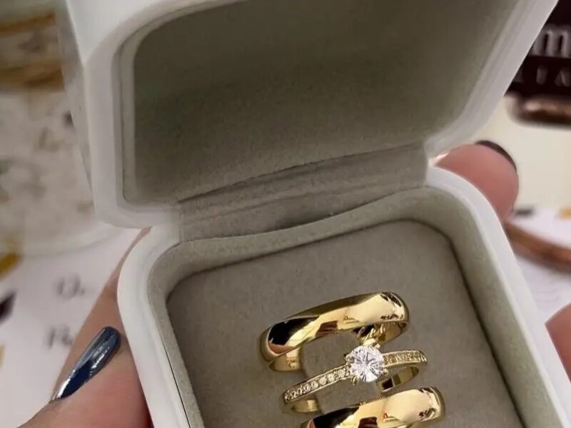 LINDAS ALIANÇAS COM ANEL SOLITÁRIO E CAIXINHA DE BRINDE